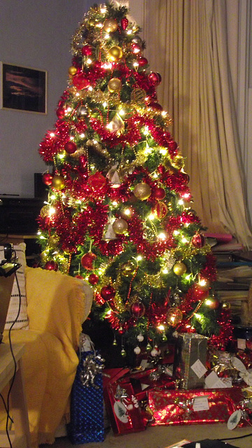 The tree before we got at the pressies