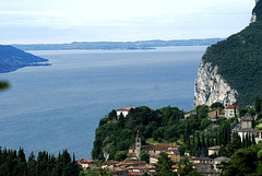 Klare Sicht auf den südlichen Lago di Garda und Sirmione. Vorne Teile von Pieve di Tremosine und das Hotel Paradiso mit der Schauderterrasse. ©UdoSm