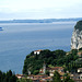 Klare Sicht auf den südlichen Lago di Garda und Sirmione. Vorne Teile von Pieve di Tremosine und das Hotel Paradiso mit der Schauderterrasse. ©UdoSm