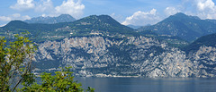 Ein Großteil der Ortschaften von Tremosine auf der 'Ebene' hoch über dem Lago di Garda von Malcesine aus...  ©UdoSm