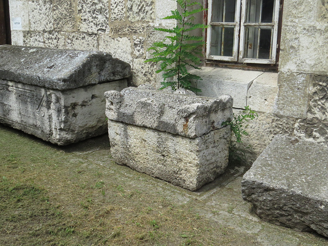 Brigetio, lapidarium : sarcophages...