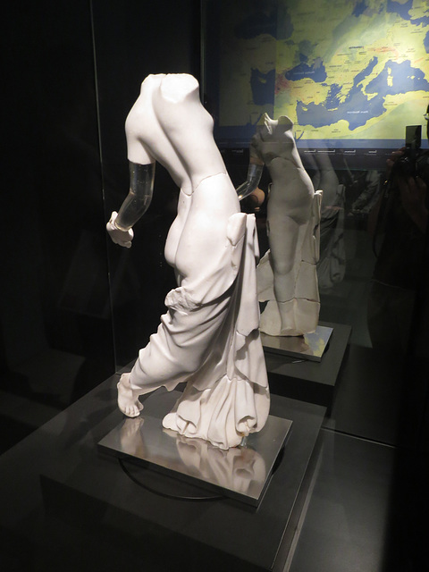 Museum Carnuntinum : statue féminine.