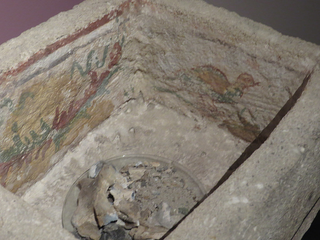 Museum Carnuntinum : urne funéraire avec décoration interne.