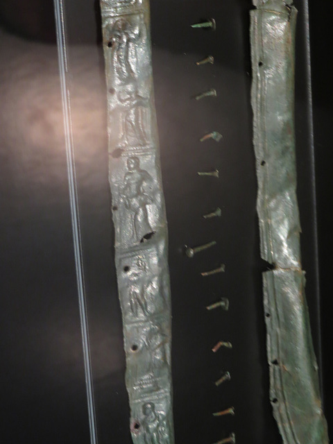 Museum Carnuntinum : ferronnerie de coffret à décoration mythologique.