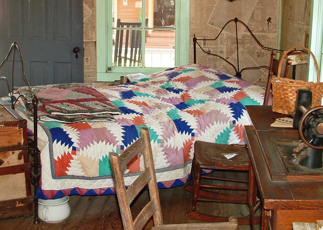 Vintage Bedroom (with a quilt - Q)