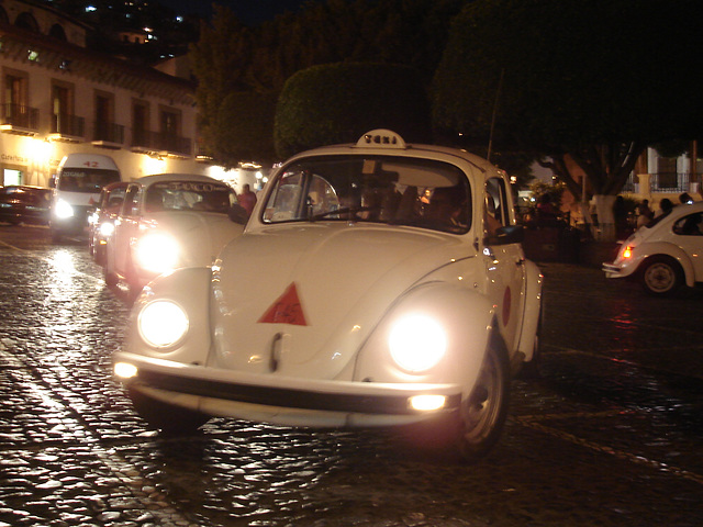 VW taxis by the night / Taxis coccinelles dans la nuit.