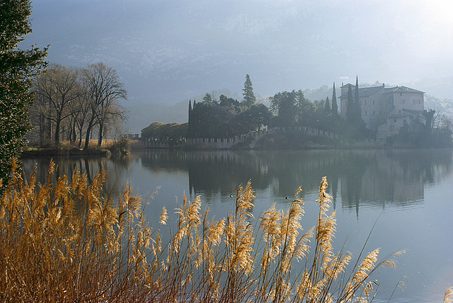 Lago di Toblino mit Castel Toblino im ersten Sonnenlicht. ©UdoSm