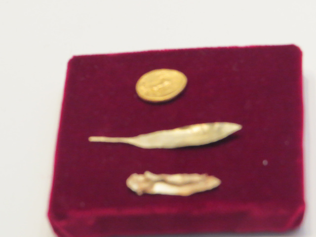 Monnaie et fragments de couronne en or.