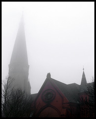 Friedenskirche versinkt im Nebel