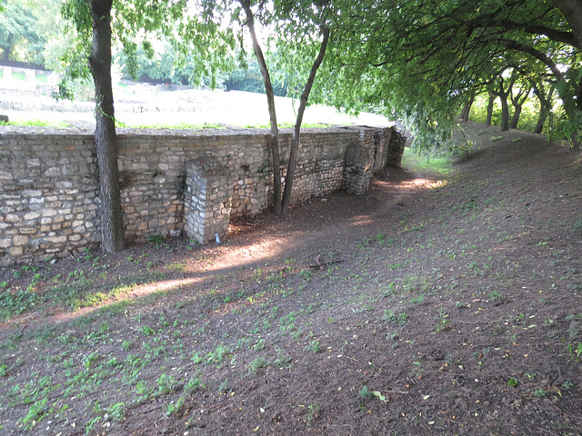 Amphithéâtre civil d'Aquincum : le côté nord, vu de l'extérieur.