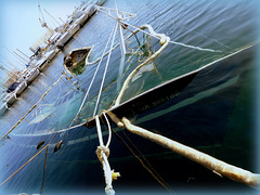 ...triste image des récentes intempéries  :un bateau de pêche gît  dans le port de la Ciotat...