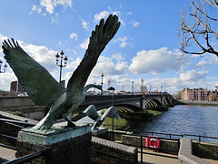 swan sculpture, battersea bridge, london