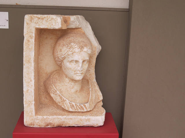 Lapidarium : buste féminin d'époque impériale.