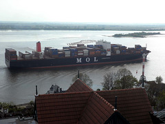 Containerschiff  MOL QUARTZ auf der Elbe