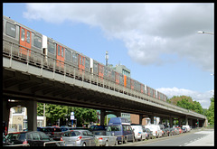 Hochbahn-Viadukt zwischen den U3-Stationen Dehnhaide und Hamburger Straße mit HHA-DT3-E