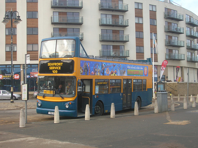DSCN9350 Shoreline Suncruiser Buses V182 OOE in Scarborough - 10 Nov 2012
