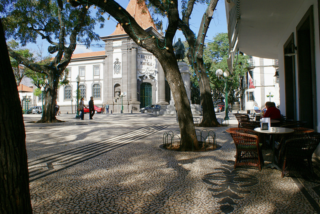 Funchal. Die Bank von Portugal und das Denkmal von João Gonçalves Zarco. ©UdoSm