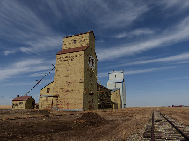 Mossleigh grain elevators