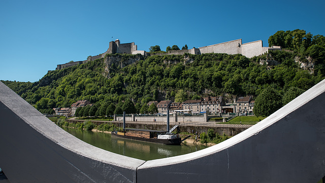 BESANCON: La Citadelle depuis la passerelle De Chardonnet.