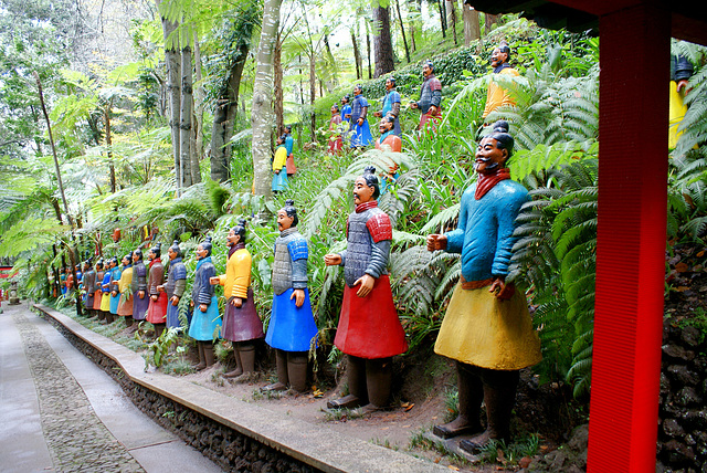 Madeira. Monte. Terrakotta-Krieger 'angetreten' in den asiatischen Gärten. ©UdoSm