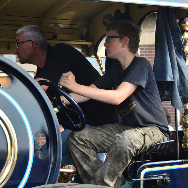 Dordt in Stoom 2014 – Steering the traction engine round the bend