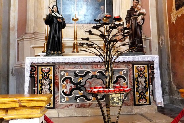 Pieve di Tremosine. Kirche San Giovanni Battista. Seitenaltar mit Marmor-Intarsien. ©UdoSm