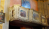 Pieve di Tremosine. Kirche San Giovanni Battista. Seitenbalkon mit Steinmetzarbeiten in Sandstein. ©UdoSm