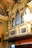 Pieve di Tremosine. Kirche San Giovanni Battista. Seitenbalkon mit Steinmetzarbeiten in Sandstein und mit der Orgel. ©UdoSm