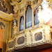 Pieve di Tremosine. Kirche San Giovanni Battista. Seitenbalkon mit Steinmetzarbeiten in Sandstein und mit der Orgel. ©UdoSm