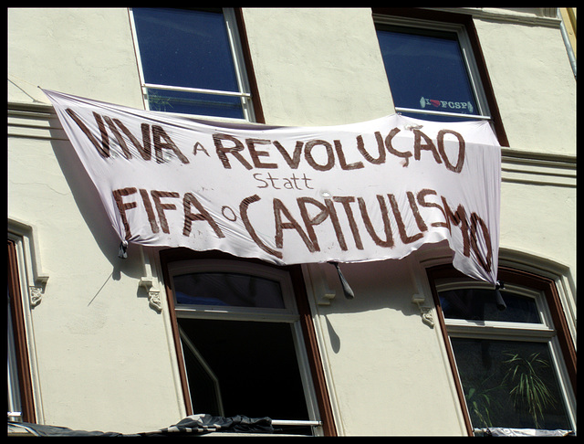 Protest gegen die Fussball - Weltmeisterschaft in Brasilien durch das Wohnprojektes Gure Etxea