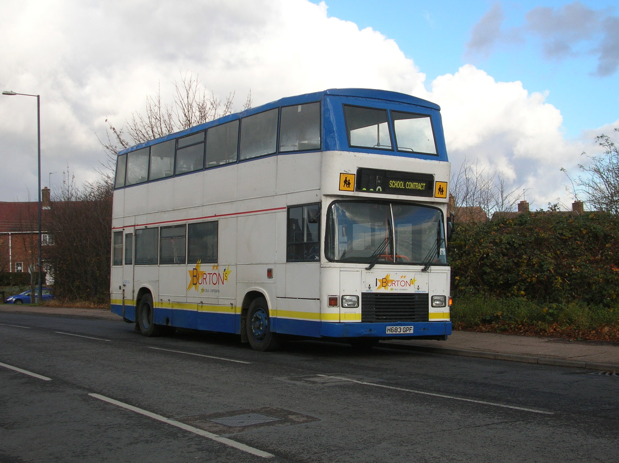 DSCN1234 Burtons Coaches H683 GPF