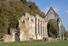 Ruines du prieuré de la Ste-Trinité à Beaumont-le-Roger