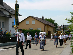 Festzug durchs Dorf