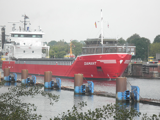 Frachter Diamant ausfahrend Schleuse-Kiel