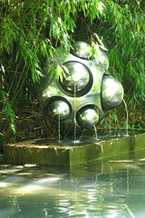 Sept sphères dans une demi-sphère - 1984 - acier inoxydable (Pol Bury, 1922-2005)