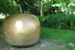 La pomme de Guillaume Tell - acier inoxydable, 1984 (Claude Lalanne, 1924-)