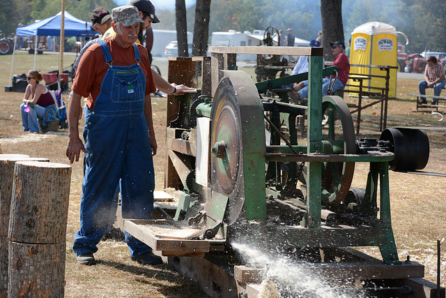 Steam-tractor-powered sawmill