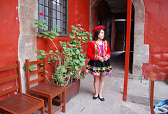 Maria ..charmante serveuse en costume traditionnel à Cusco