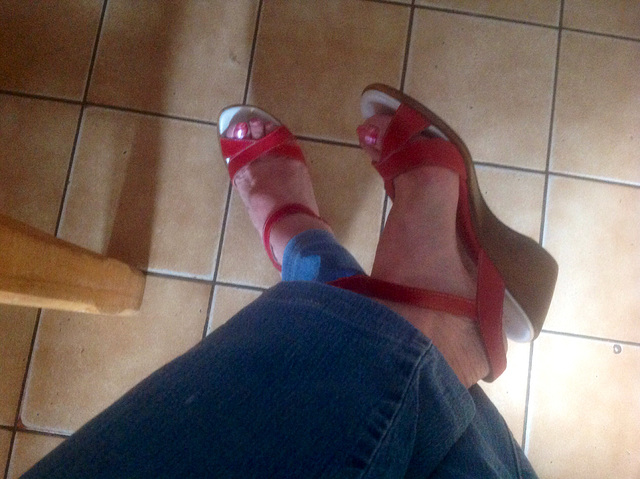 Christiane / Pieds surchauffés en revenant du marché / Red sandals for market shopping.