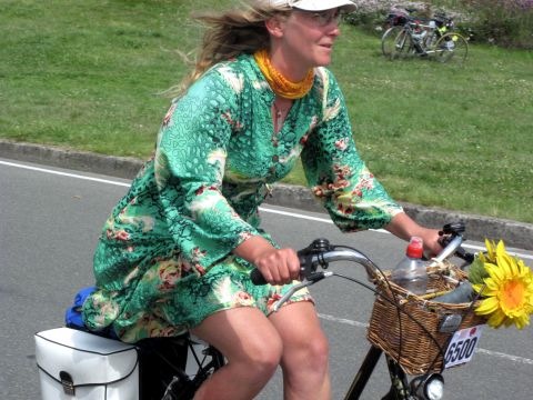 Sophie Matter rides her city bike with basket and flowers west from Paris to the sea and back