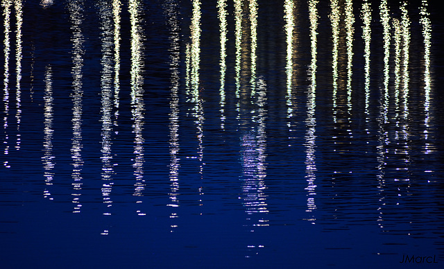 Reflets d'éclairage dans l'Arno