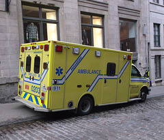 Ambulance & fire / Ambulance enflammée.