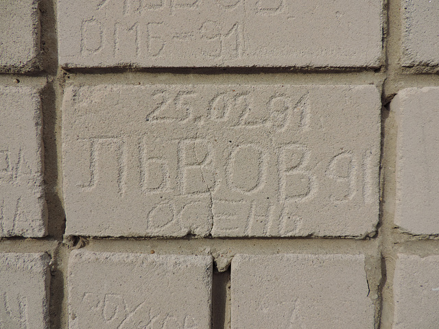 Russische Inschriften im Kalkstein