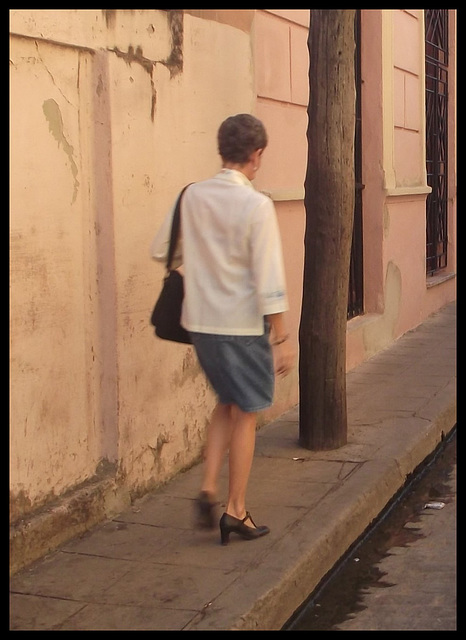Dame cubaine en talons hauts / Cuban mature Lady in high heels - Recadrage