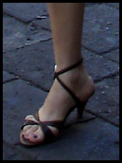 Buzon Express mexican girl in high heels / Mexicaine en talons hauts.