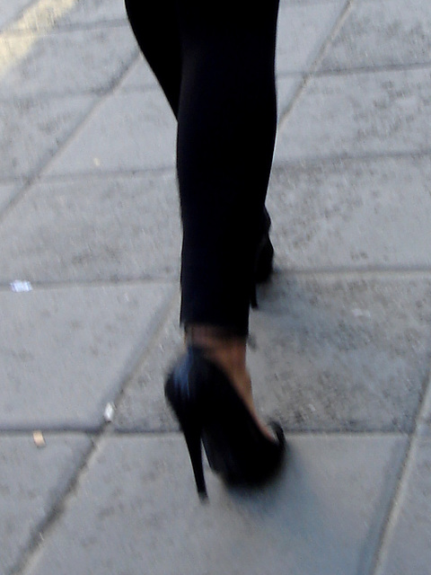 Black pumps and tights with short skirt / Escarpins noirs avec mini jupe bleue.