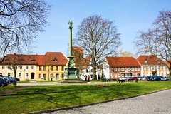 Güstrow, Franz-Parr-Platz mit Siegessäule