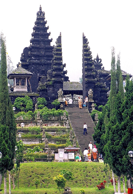 Bali.  Pura Besakih, Eingang durch ein gespaltenes Tor.  ©UdoSm