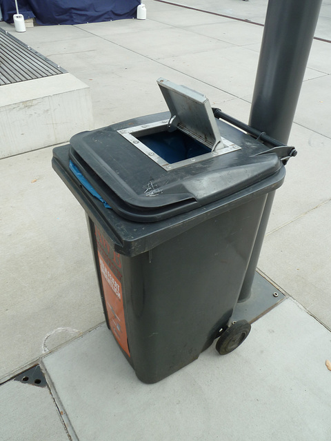 Cologne 2014 – Wheely bin with double lid