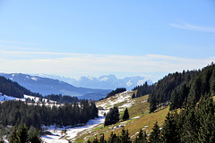 Blick vom Höhenwanderweg auf die Schweizer Berge